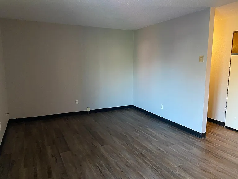 204 E 2nd St #7 — Photo 8