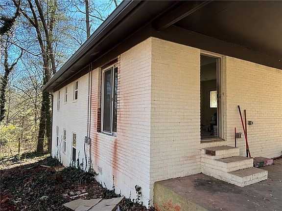 3rd image of 1209 Pebblebrook Rd SE