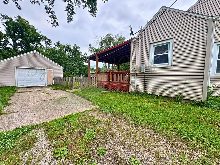 1109 NW B St — Photo 2