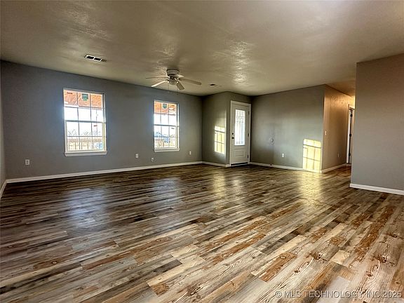 3rd image of 801 W Peoria Ave