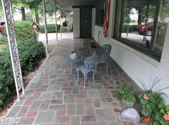 2nd image of 904 Hastings Ave