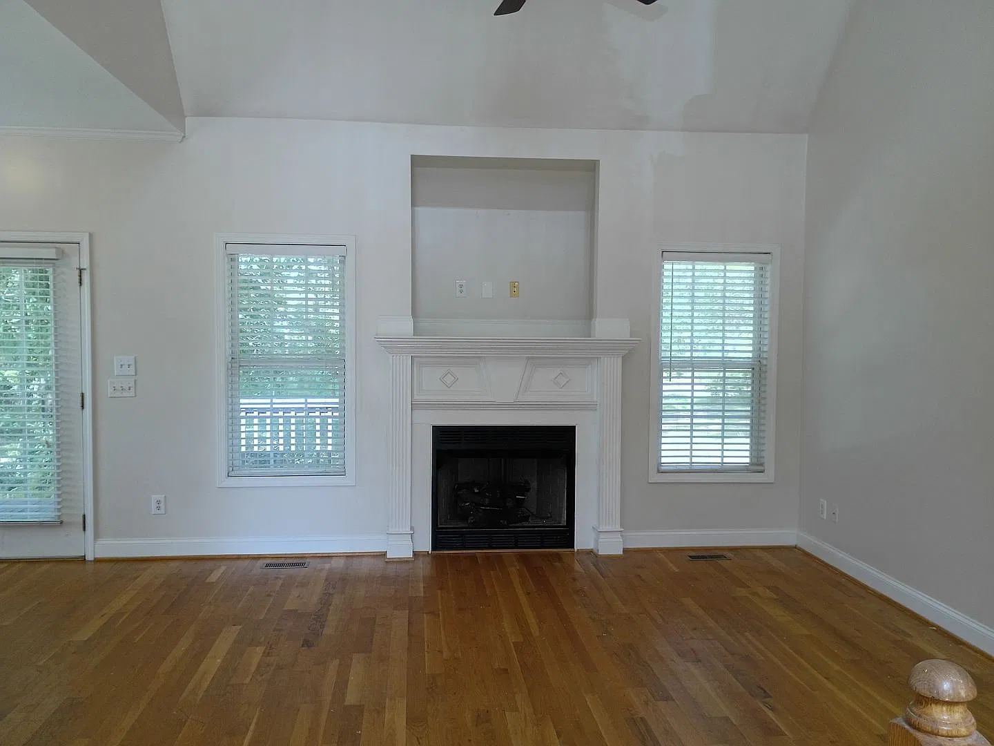 4 bed, 2.5 bath, 2096 sqft, $2,099 — Photo 3