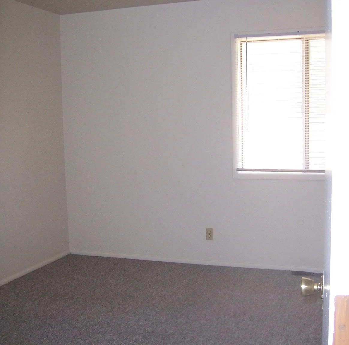 404 S Prairie St — Photo 3