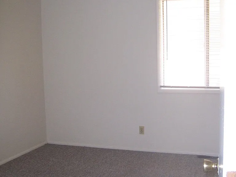 404 S Prairie St — Photo 3