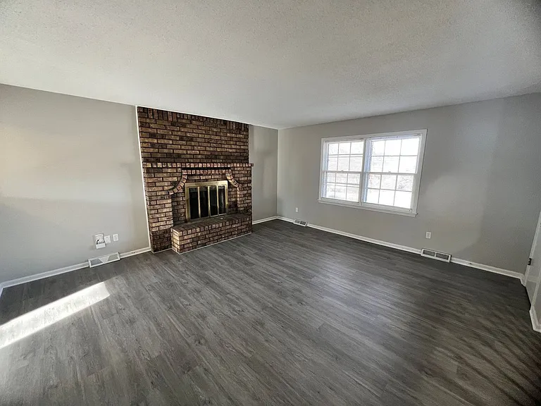 843 W Kansas St — Photo 5