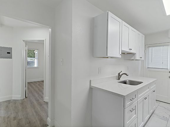 2nd image of 2027 Washington Ave #1