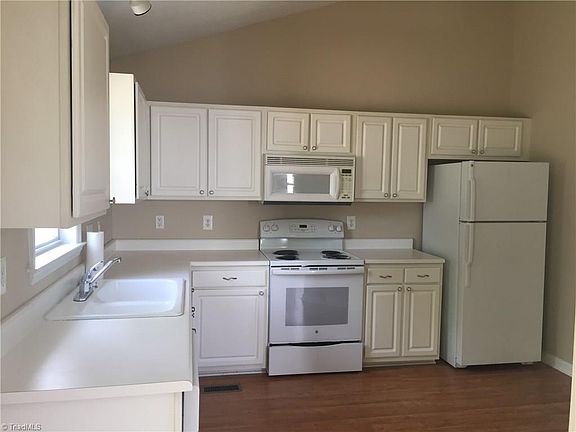 3rd image of 122 Hammond Dr