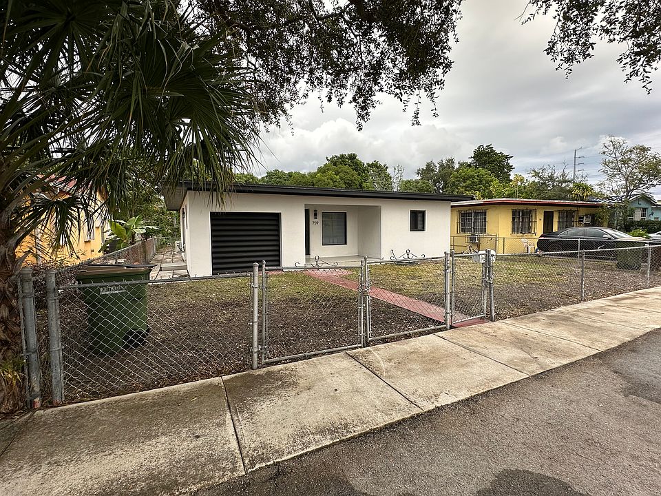 Beautiful 3 Bedroom, 2 Bathroom house with a large private yard for rent. Easy access to I-95 and the Palmetto Expressway.