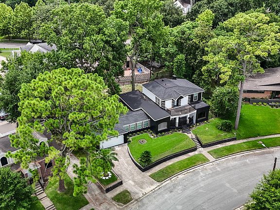 4th image of 1820 N Macgregor Way