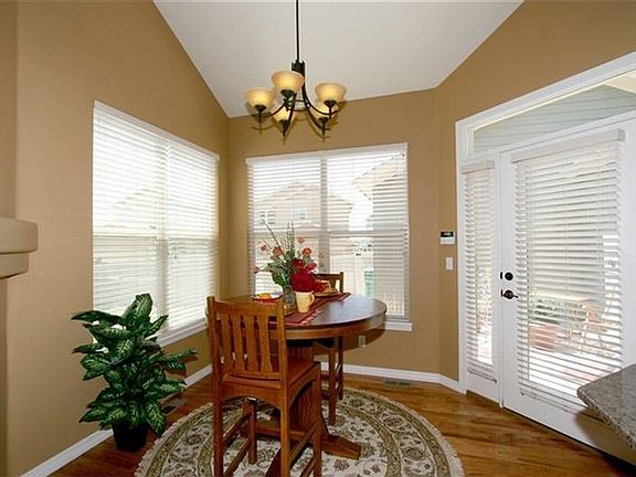 Cozy eating area off kitchen