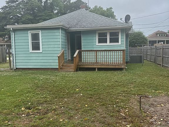 2nd image of 1915 Des Moines Ave