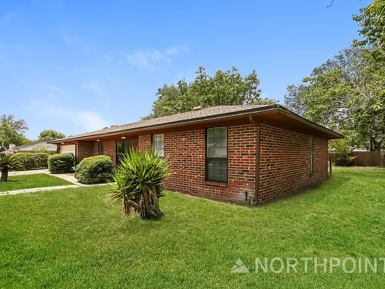 6010 Hillman Dr — Photo 2