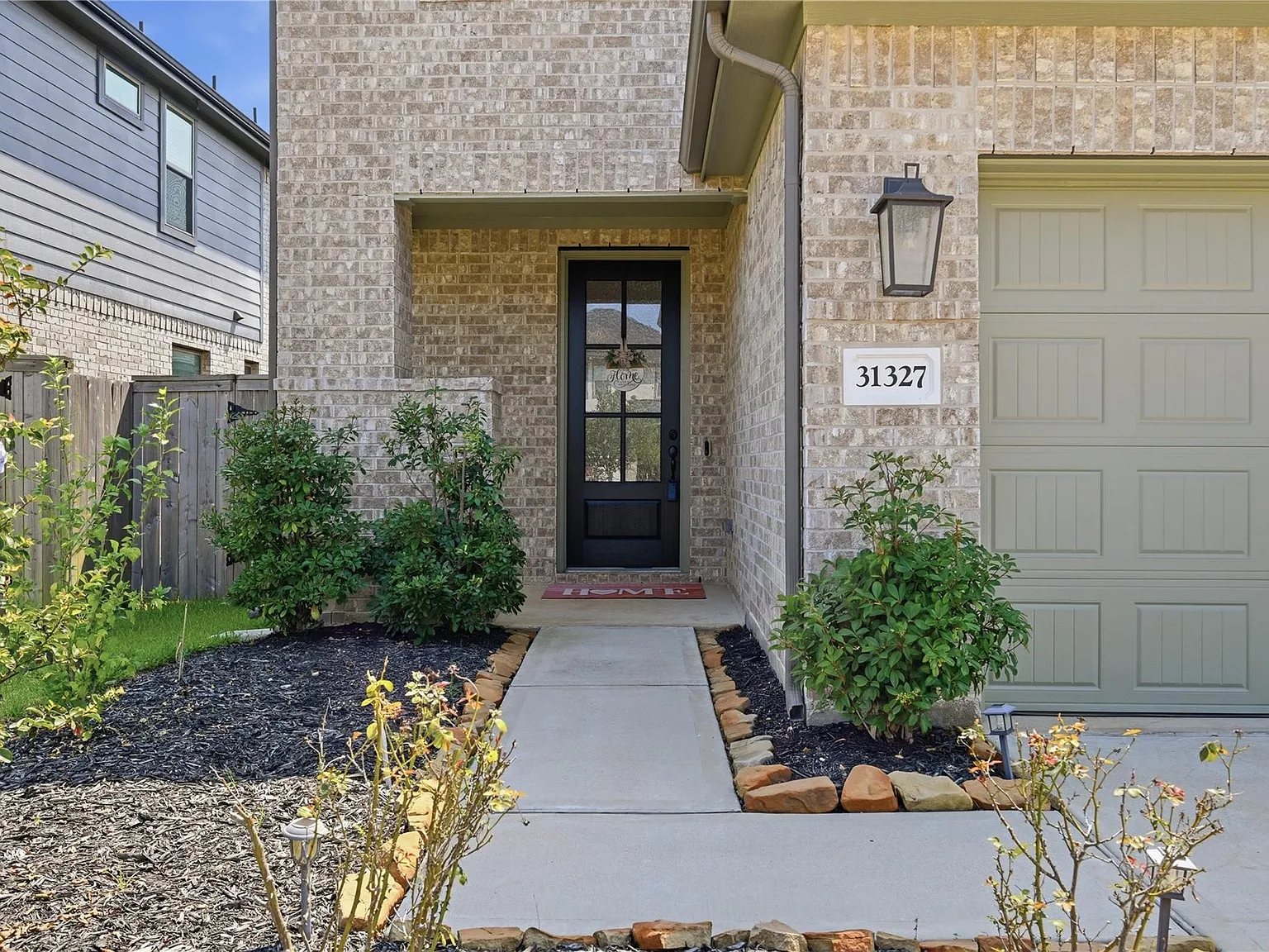 4 bed, 3.5 bath, 2317 sqft, $2,850 — Photo 2