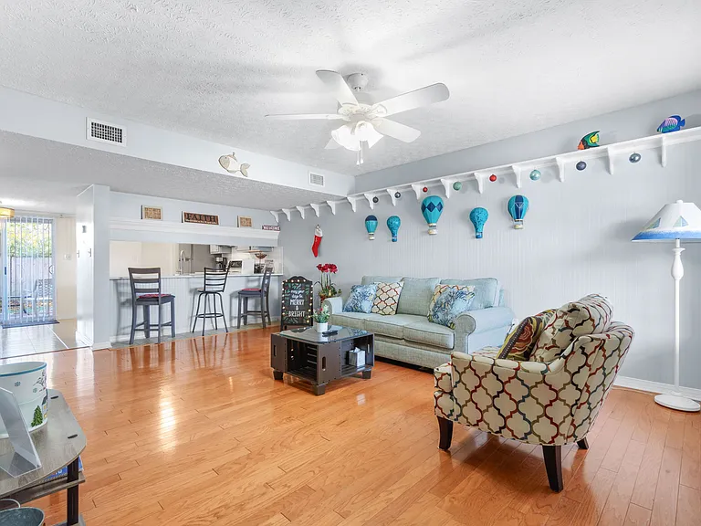 9 Chatelaine Cir SE — Photo 1