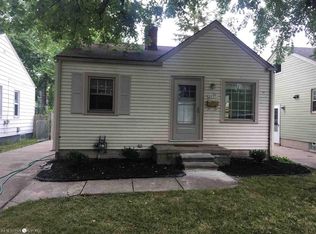 2197 Roslyn Rd, Grosse Pointe Woods, MI 48236