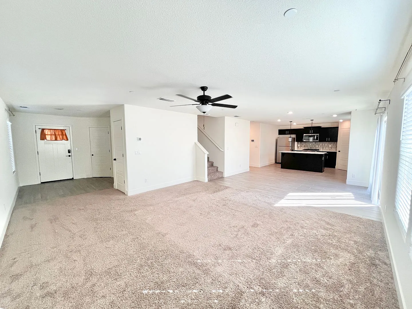 Reduced! Spacious, Modern 4-Bedroom 2.5 Bath Home Plus Den, Prime Location! With Solar! — Photo 3