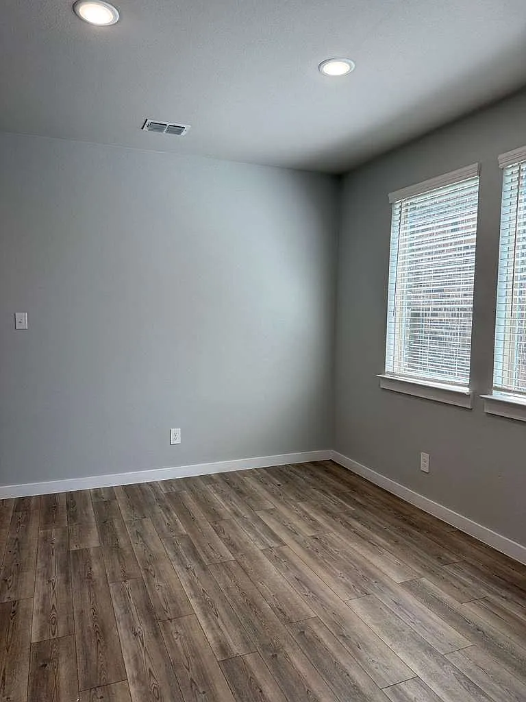 4 bed, 2.5 bath, 2386 sqft, $2,500 — Photo 4