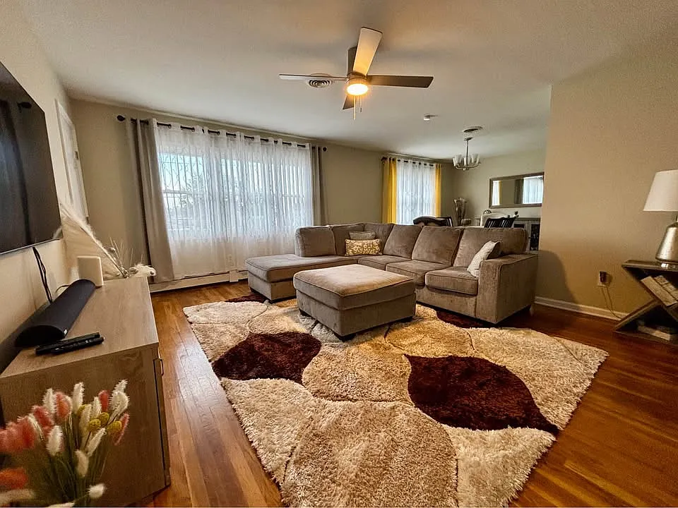 3 bed, 1300 sqft, $2,800 — Photo 2