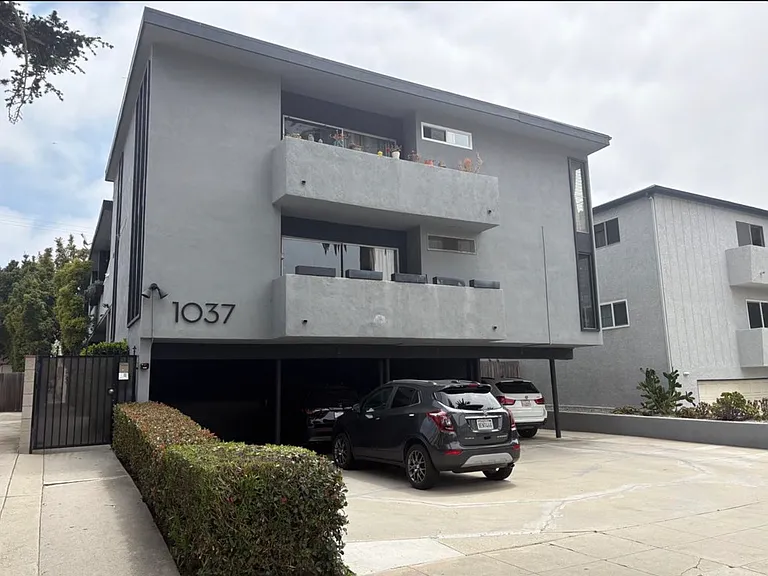 Front of building on Lincoln Blvd.