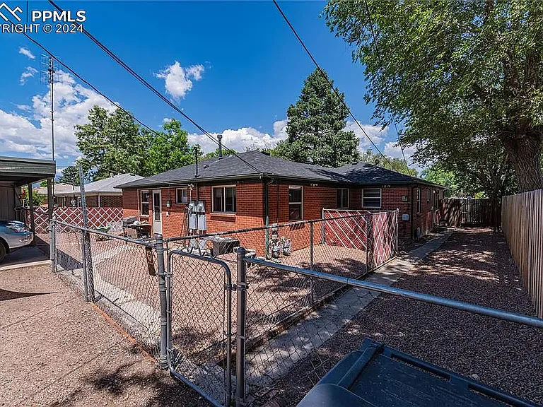 1017 E Columbia St — Photo 12