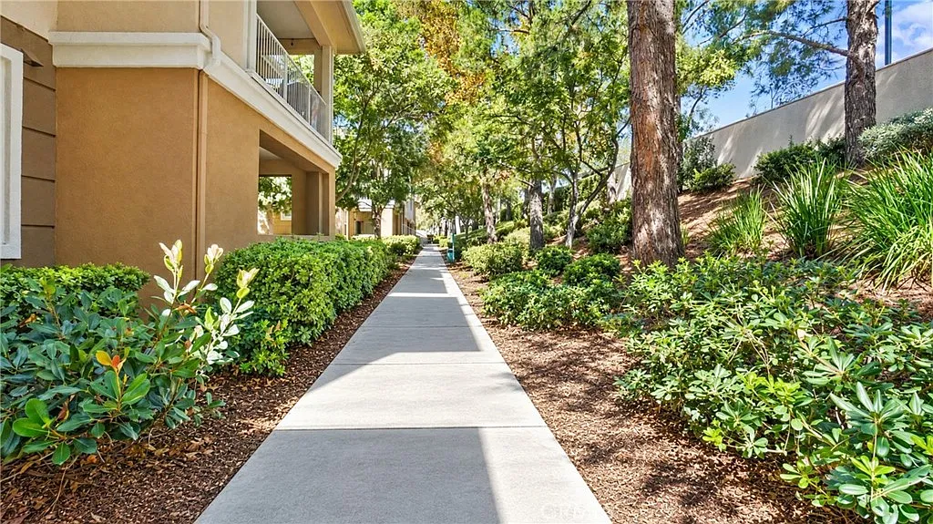 2 bed, 1101 sqft, $2,700 — Photo 1