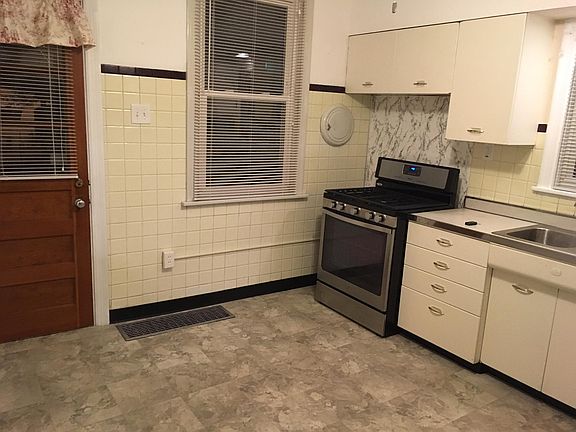 Eat-in kitchen