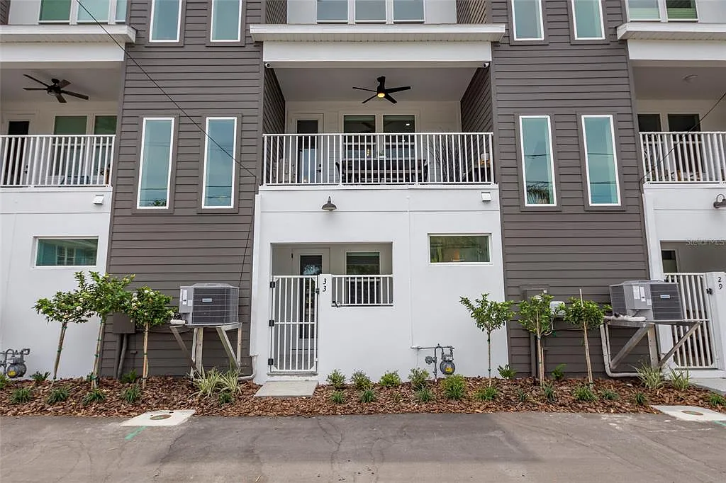 3 bed, 3.5 bath, 1829 sqft, $5,600 — Photo 2