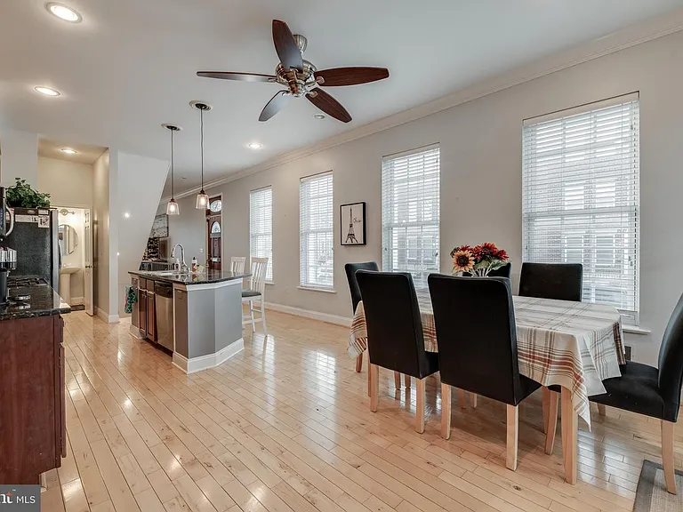 142 W Clement St — Photo 10