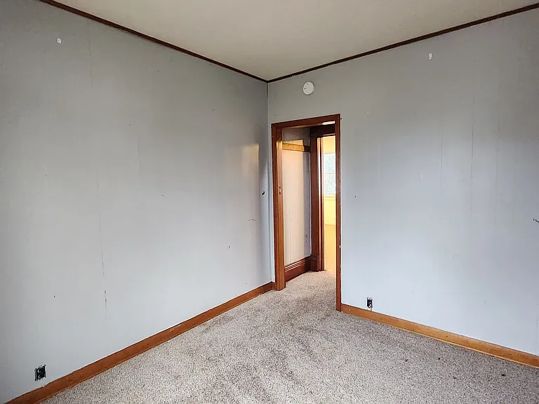 110 E Snow St — Photo 7