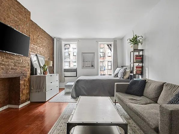 426 W 46th St APT 1A, Manhattan, NY 10036