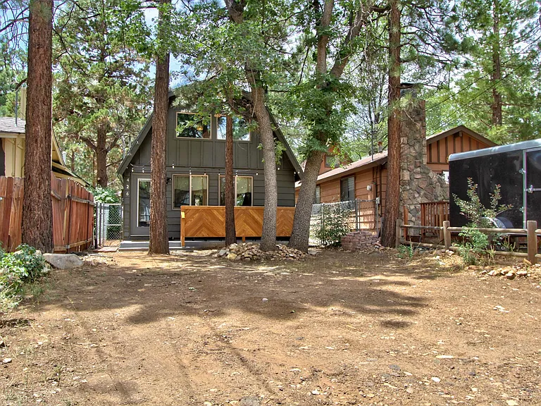 426 Maple Ln — Photo 3