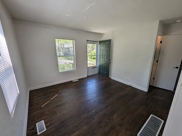 109 N Vermont St — Photo 5