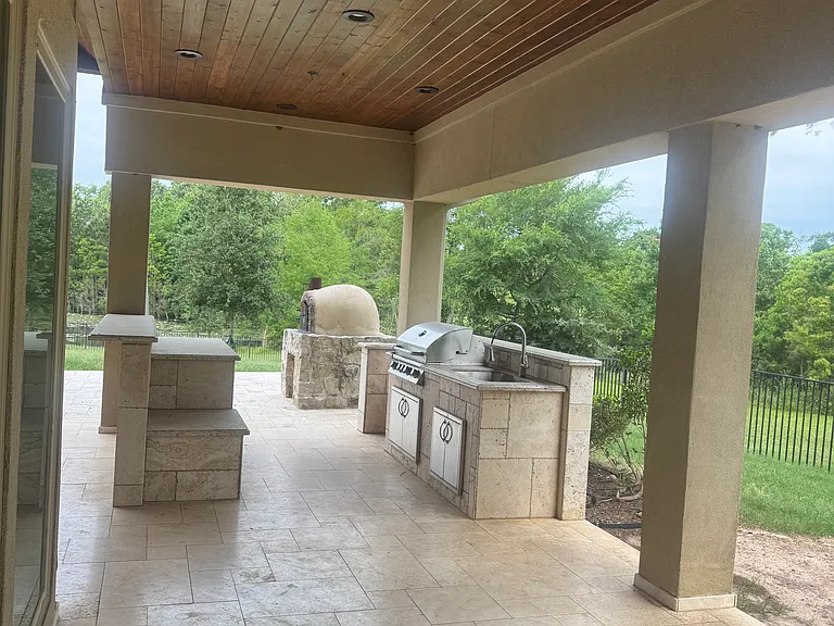 Outdoor kitchen, built in grill and pizza oven