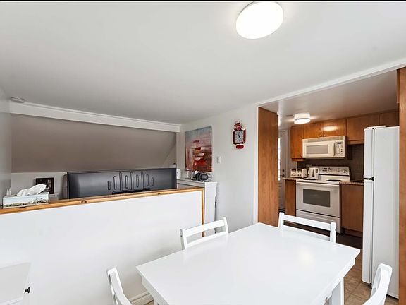 2nd image of 347 Shakespeare St #B