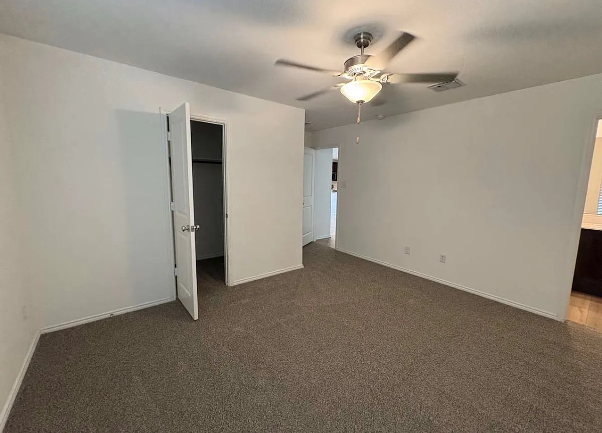 Building Photo - 2222 Echo Lake Dr