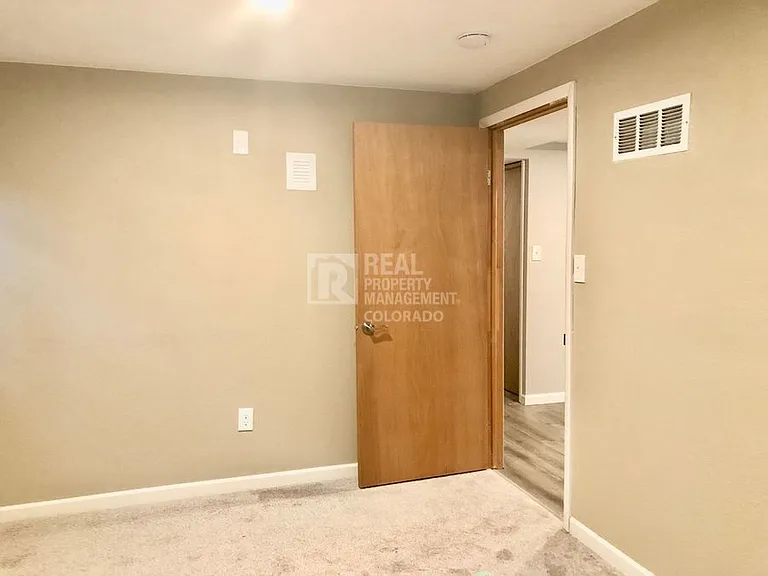 752 Oxford Ln — Photo 22