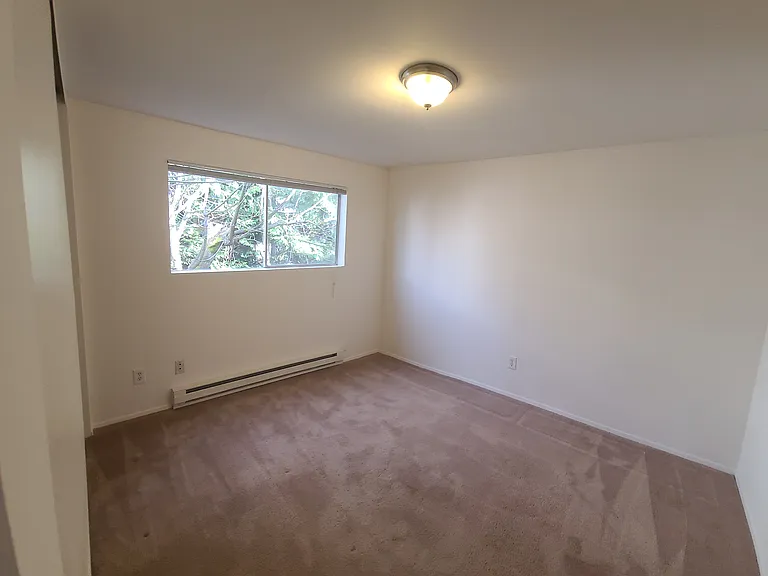 Mont Clare Apartments — Photo 12