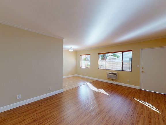 4th image of 10921 Bloomfield St APT 1