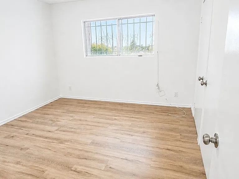 2630 S La Salle Ave #1 — Photo 9