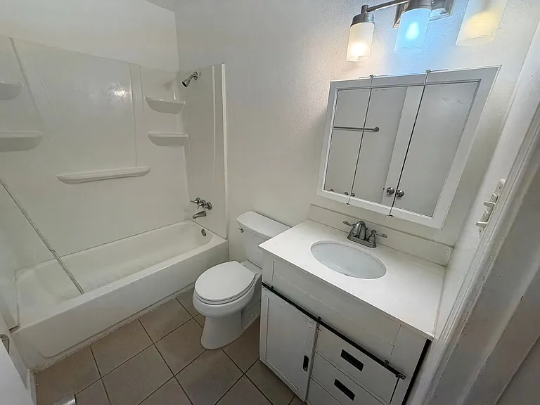 919-923 Alvarado Dr SE — Photo 14