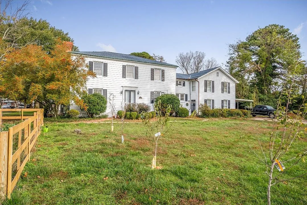 5 bed, 2.5 bath, 3400 sqft, $3,600 — Photo 1