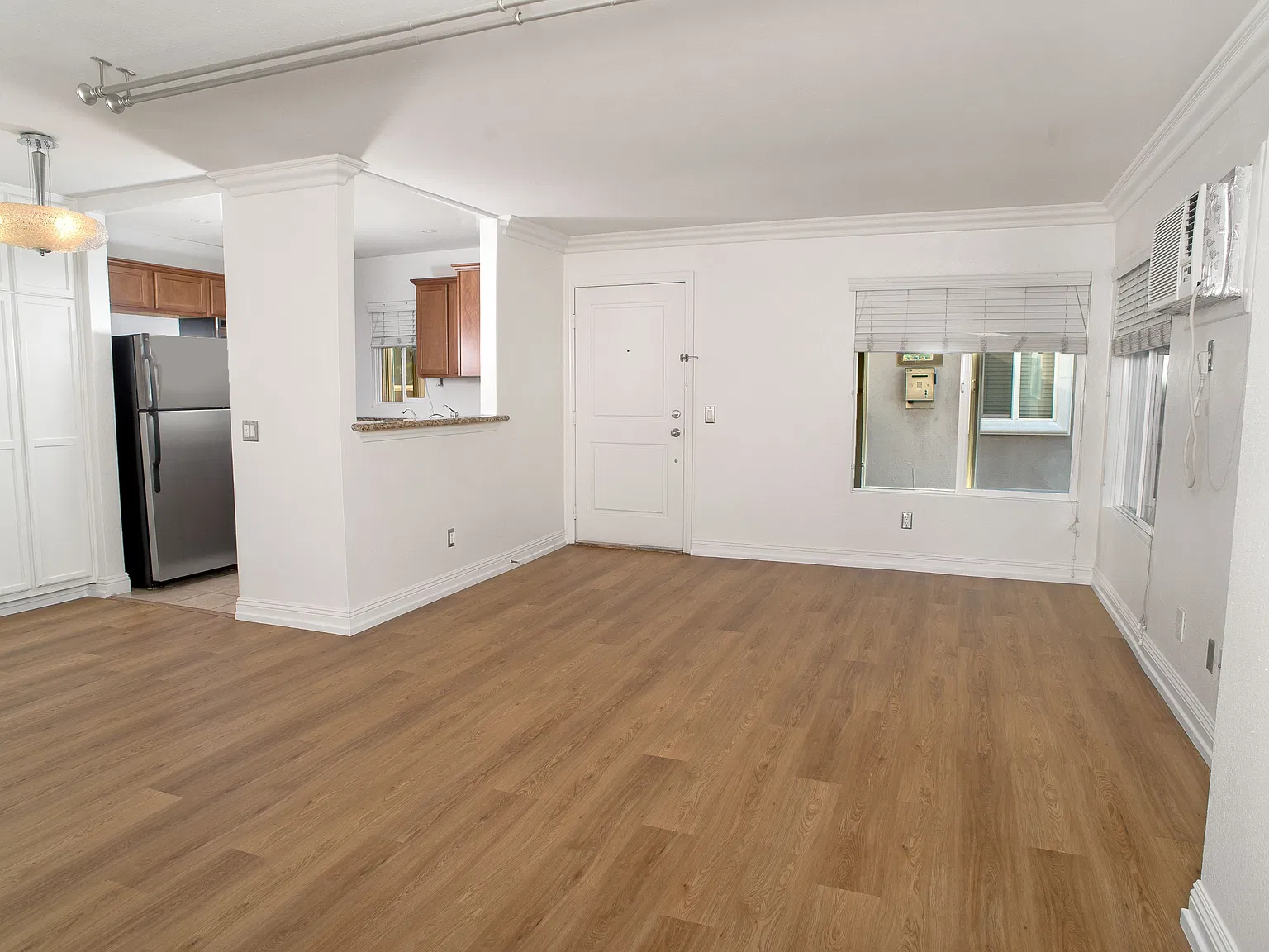 355 N Maple St — Photo 4