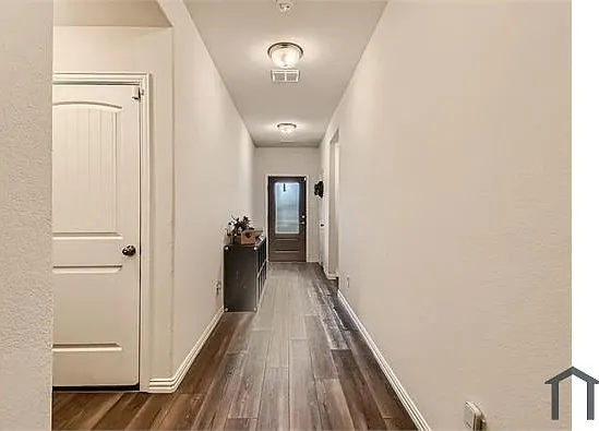 5 bed, 2400 sqft, $3,750 — Photo 4