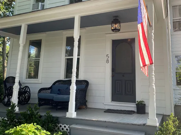 https://photos.zillowstatic.com/fp/0773c61a3d7b119cc535edcbebdb4aea-p_e.webp