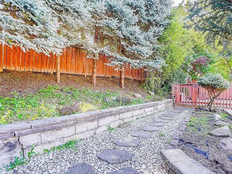 37 Dallington Dr — Photo 46
