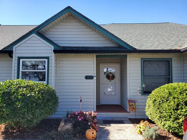 67 Fairway Villa Dr, Fancy Gap, VA 24328
