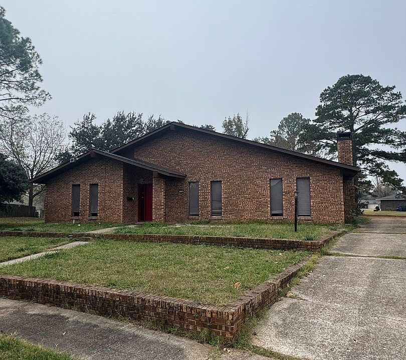 1st image of 338 N Wickford Cir