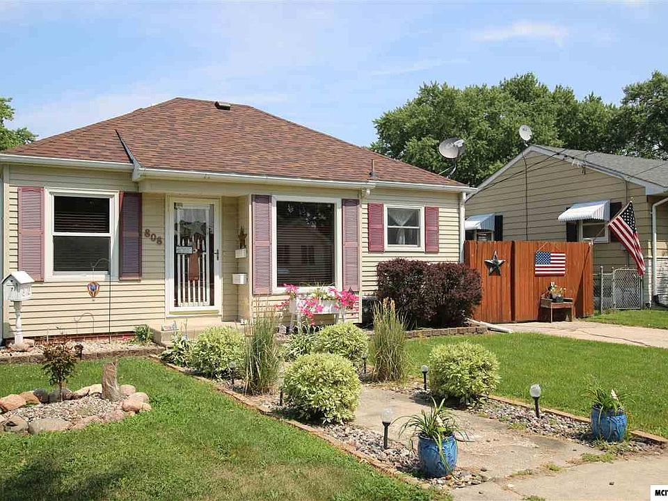 1st image of 808 8th St SE