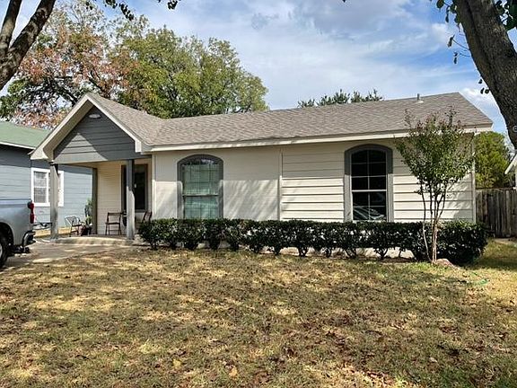 4 Bedroom, 2 full bath. Large front and fenced back yard. 4 car drive way.