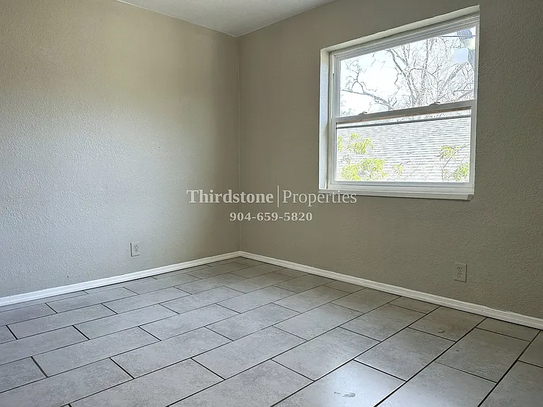 1437 W 26th St #4 — Photo 8